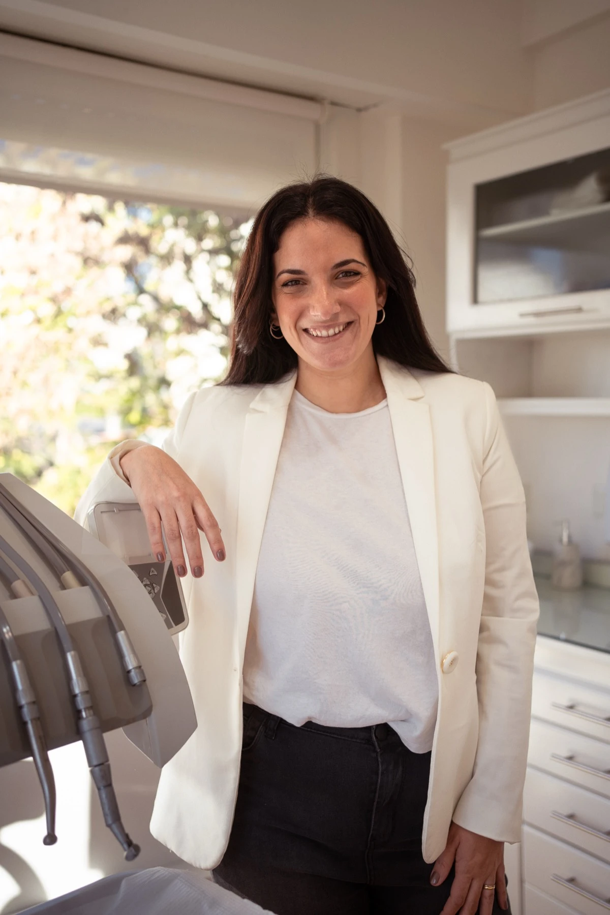Od. Clara Rossello, especialista en prostodoncia, implantes y estética dental, en su consultorio de Recoleta