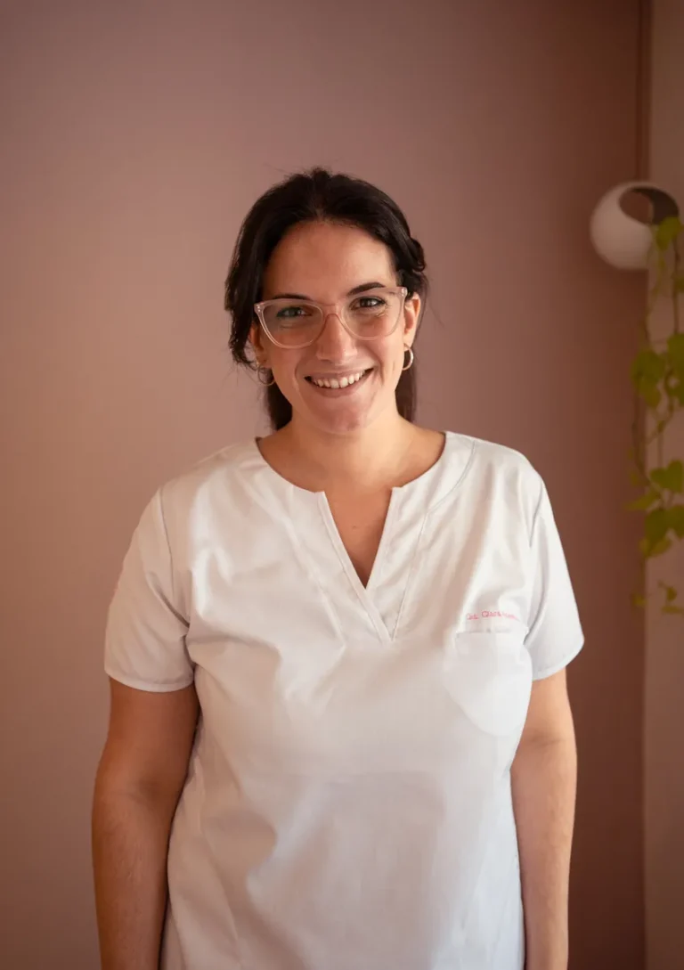 Od. Clara Rossello odontologa en Recoleta con uniforme blanco