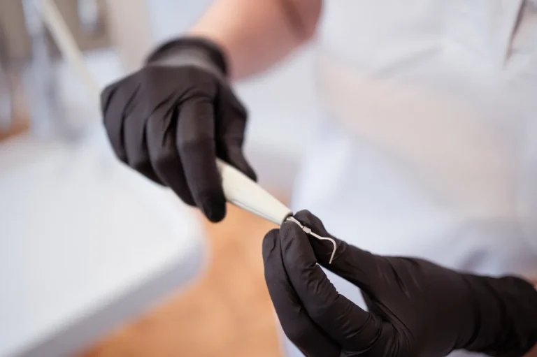 Cureta dental para limpieza y tratamiento periodontal