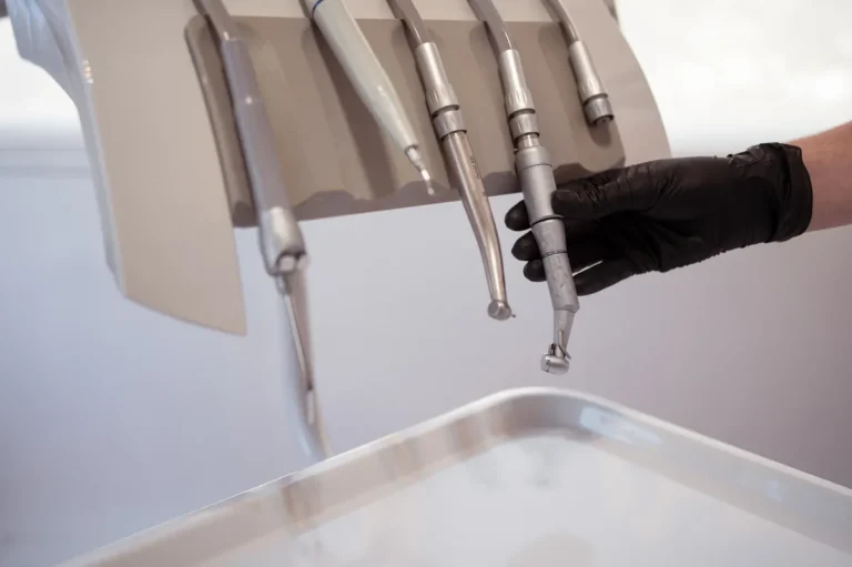 Turbina dental de alta velocidad en unidad odontologica