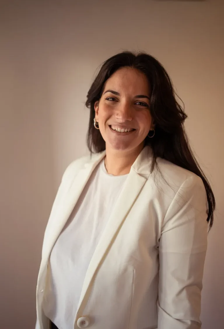 Od. Clara Rossello retrato profesional con blazer blanco