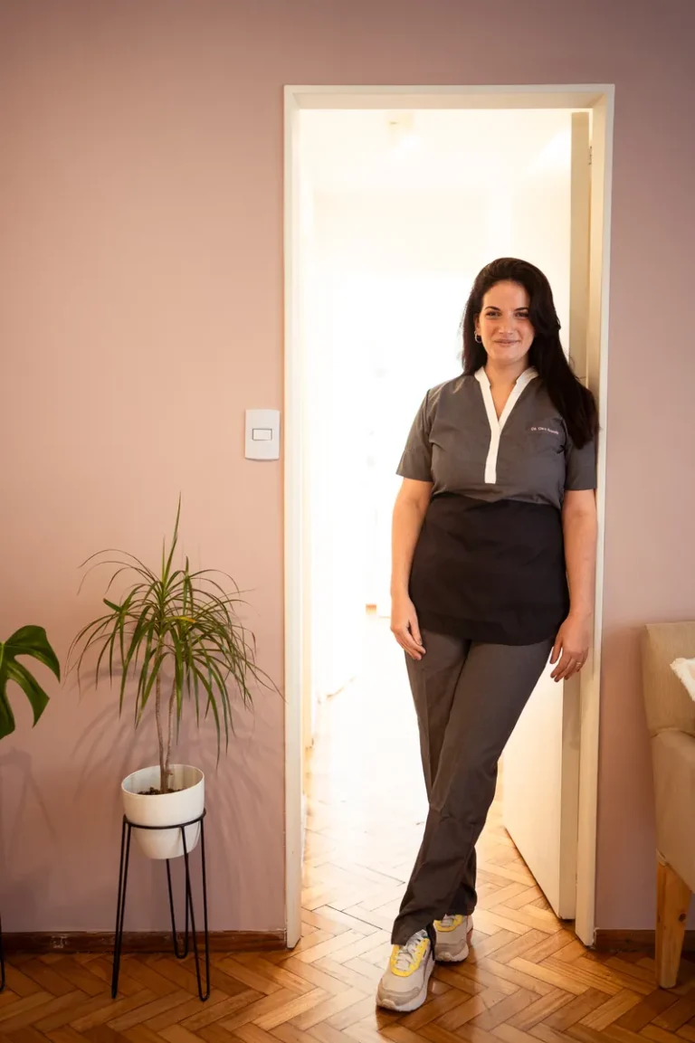 Odontologa Clara Rossello en sala de espera rosa del consultorio