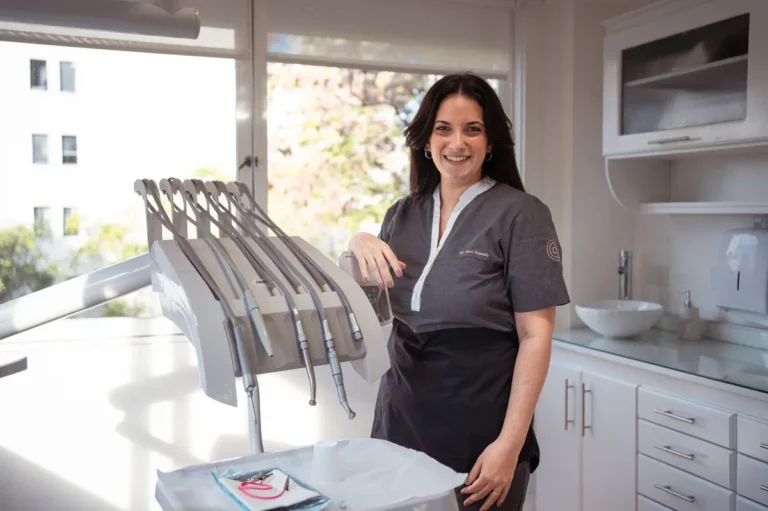 Od. Clara Rossello junto al sillon dental en consultorio Recoleta