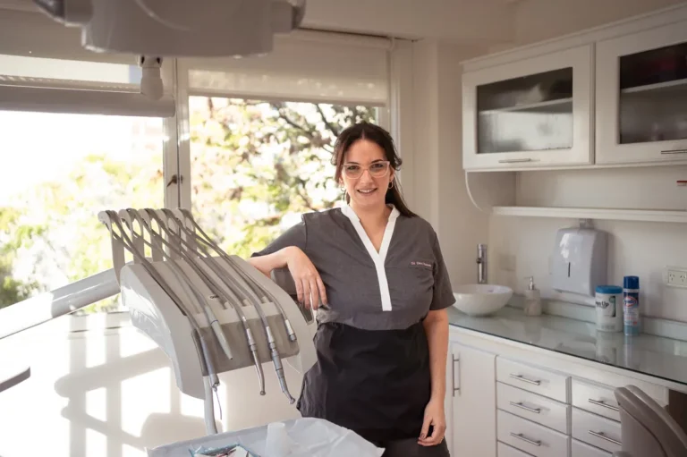 Od. Clara Rossello junto a unidad dental en consultorio equipado