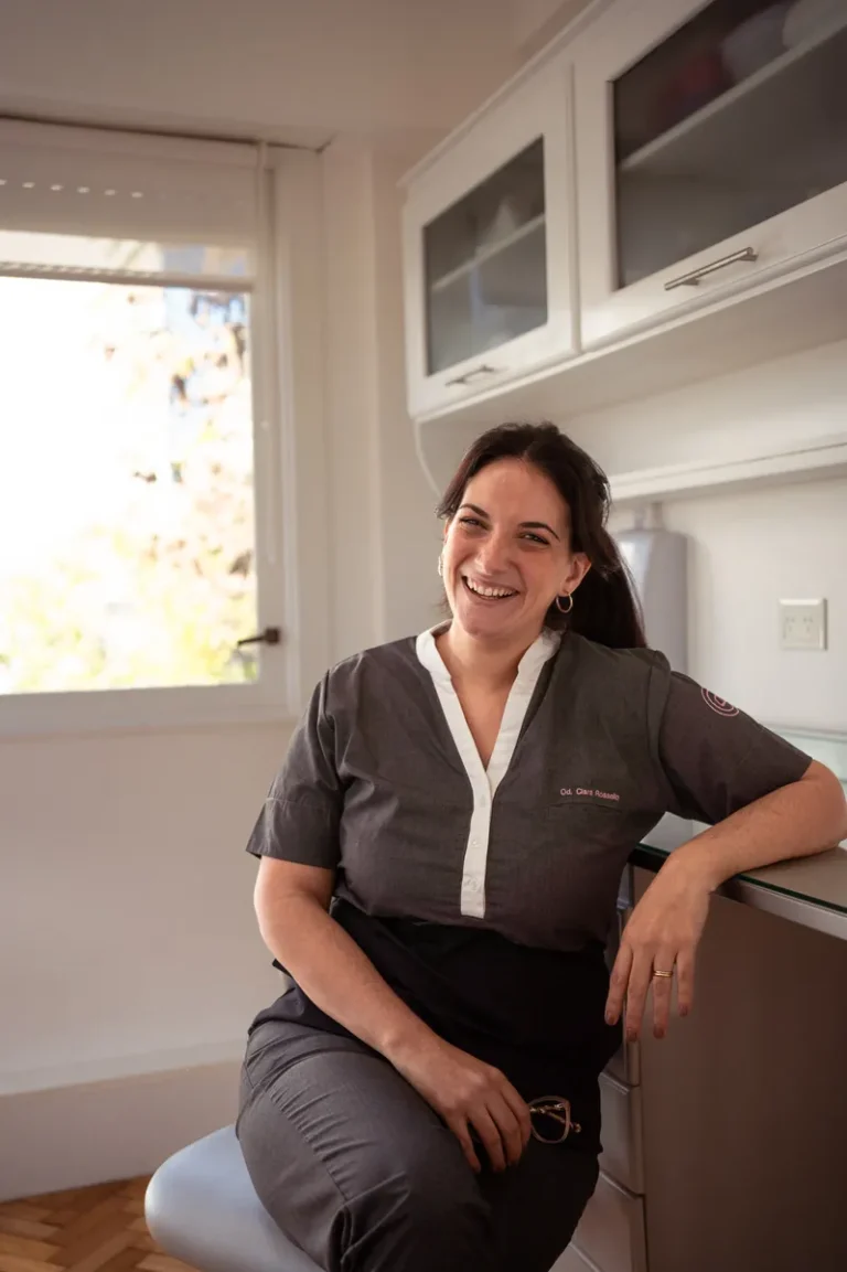 Od. Clara Rossello sentada relajada en consultorio dental Recoleta