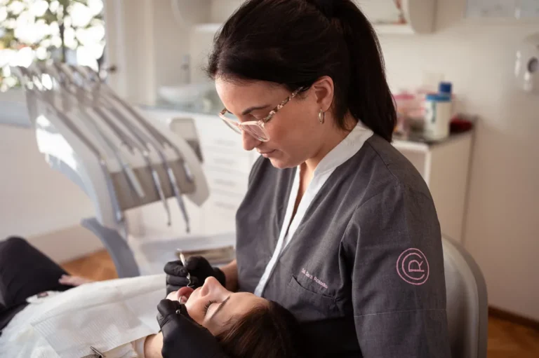 Od. Clara Rossello realizando tratamiento dental a paciente
