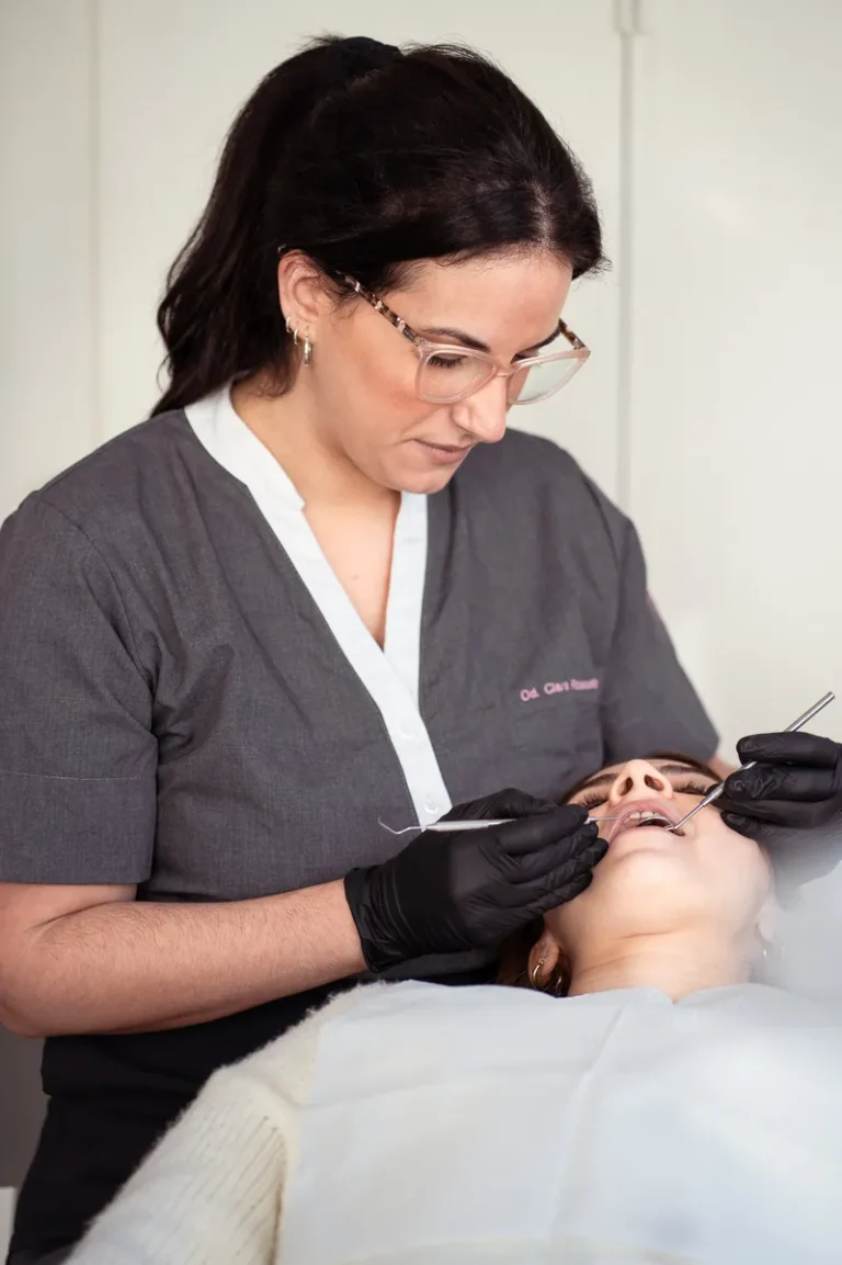 Revision dental completa con instrumental en consultorio odontologico