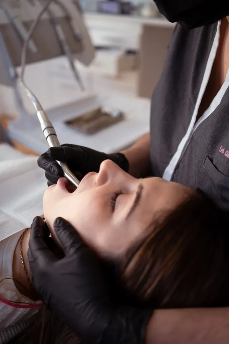 Limpieza dental con ultrasonido en paciente en consultorio