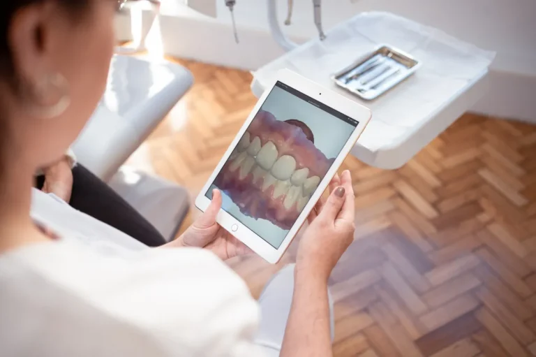 Paciente mirando radiografia panoramica dental en tablet iPad