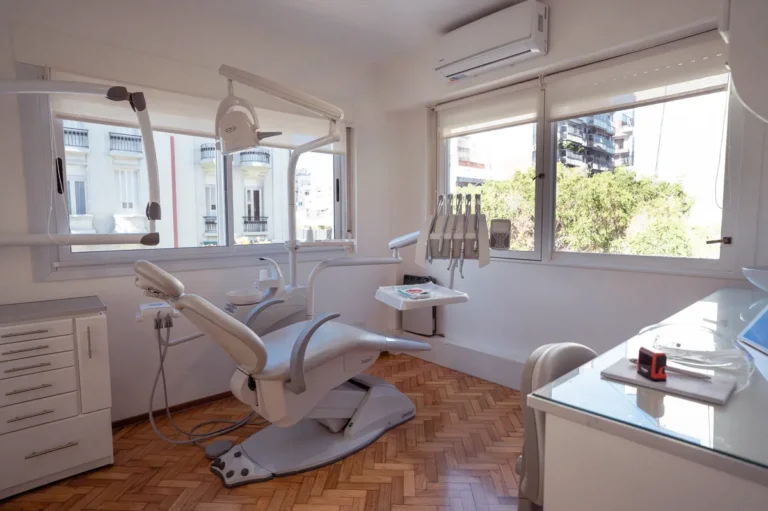 Sillon dental y equipamiento completo en consultorio Recoleta CABA